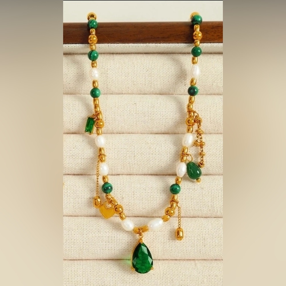 Luxurious Gold and Green Necklace with Pearls - Picture 5 of 7